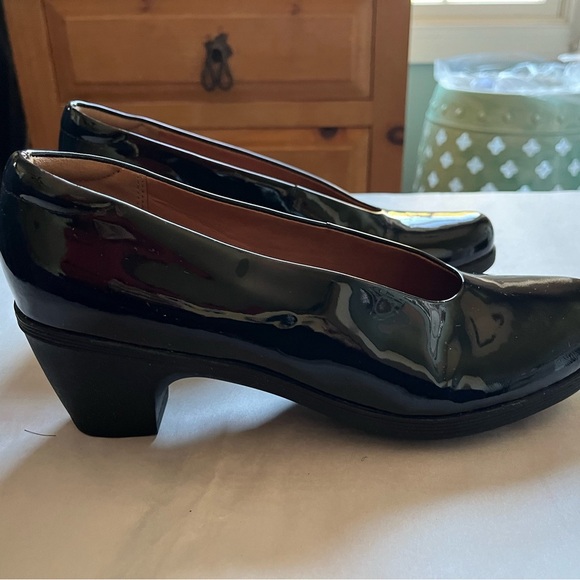 Clark’s Artisan Black Patent Leather Comfort Pump/Heels women’s size 9.5 M. GUC - Picture 3 of 9
